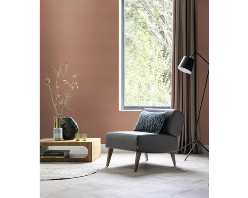 Wohnzimmer mit Sessel, Tisch, Stehlampe und Dekoration