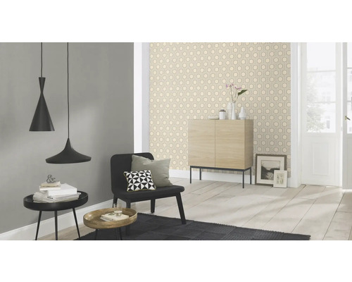 Modernes Wohnzimmer mit geometrischer Tapete, Pendelleuchten und minimalistischen Möbeln.