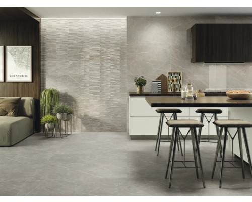 Pièce à vivre lumineuse avec carrelage au sol, coin repas et kitchenette.