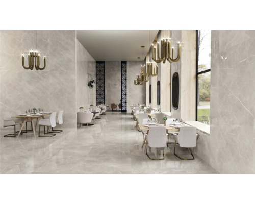 Innenraumansicht eines Restaurants mit Tischen und Stühlen auf einem Boden aus Fliesen