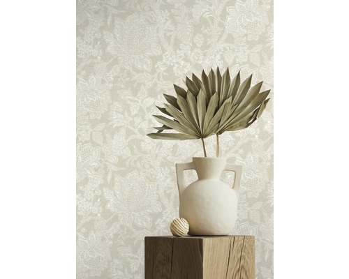 Dekorative florale Tapete im Interieur mit Vase und Holzsockel