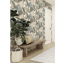 Papier peint décoratif à motif de feuilles derrière un tabouret en bois avec coussins et plante d''intérieur dans un panier tressé