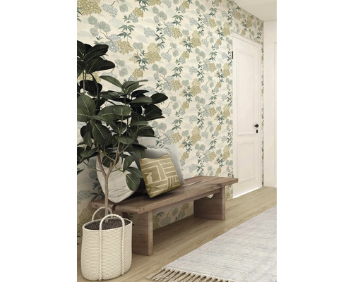 Raum mit gemusterter Tapete, Holzbank, Pflanze in Korb und Teppich