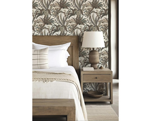 Chambre à coucher avec papier peint à motifs, lit en bois et table de chevet avec lampe