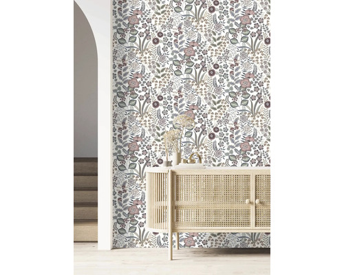 Mur avec papier peint floral et commode en bois