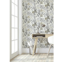 Büro mit floral gemusterter Tapete, Schreibtisch und Stuhl