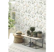 Vue d''une pièce avec papier peint à fleurs, banc avec plantes et décoration