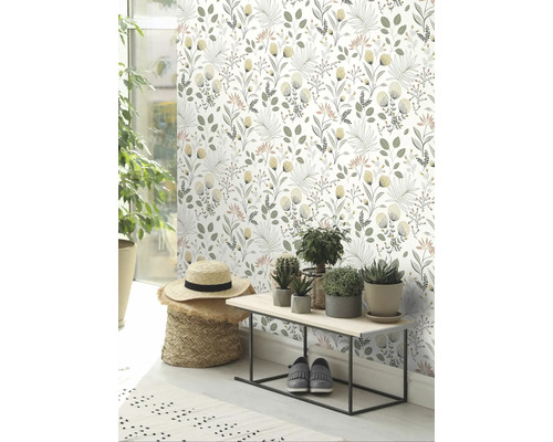 Vue d''une pièce avec papier peint à fleurs, banc avec plantes et décoration