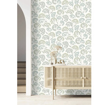 Pièce avec papier peint à fleurs et commode en bois