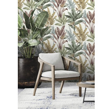 Intérieur avec papier peint à feuilles tropicales, fauteuil, plante d''intérieur et tapis
