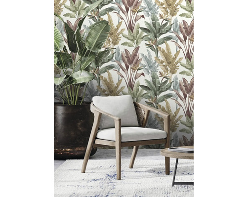 Wohnraum mit tropischer Blättertapete, Sessel, Zimmerpflanze und Teppich
