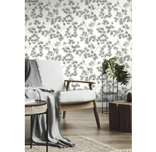 Salon avec papier peint à motifs, fauteuil et plantes d''intérieur