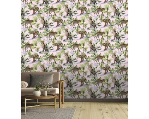 Wohnraum mit Tapete mit Leoparden und Pflanzenmotiven