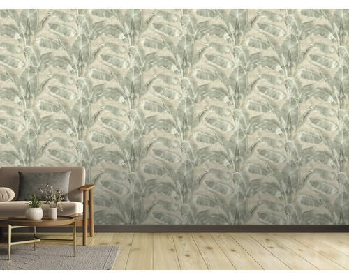 Mur décoratif avec papier peint à feuilles tropicales dans un salon.