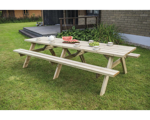 Holzbiertischgarnitur mit Bänken im Garten