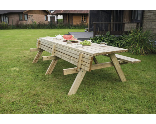 Holzbiertischgarnitur mit Speisen und Getränken im Garten