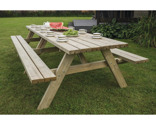 Holzbiertischgarnitur mit Geschirr und Obst im Garten