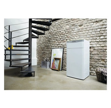 Scène avec un escalier en colimaçon, un appareil de chauffage de Vaillant et un mur en briques