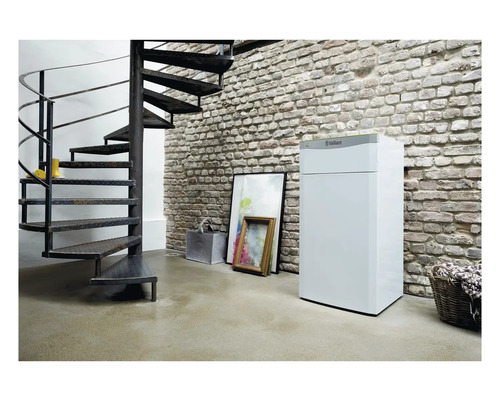 Scène avec un escalier en colimaçon, un appareil de chauffage de Vaillant et un mur en briques