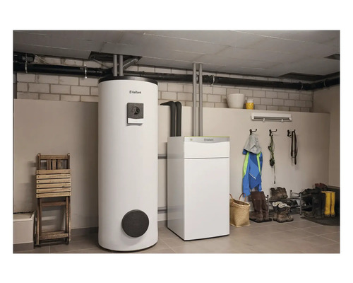 Installation de chauffage avec le logo Vaillant dans une cave