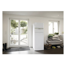 Innenraum mit Vaillant Heizung, Fenstern und Dekorationen.