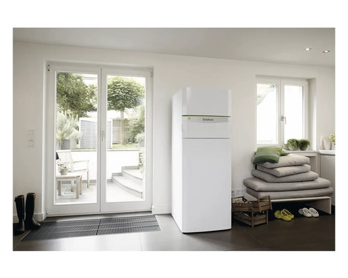 Innenraum mit Vaillant Heizung, Fenstern und Dekorationen.