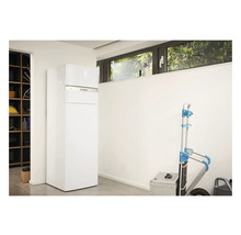 Vaillant Logo Wärmepumpe im hellen Raum mit Fenster