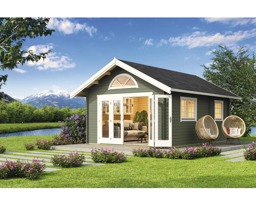 Abri de jardin avec porte double et deux fauteuils en rotin dans le jardin