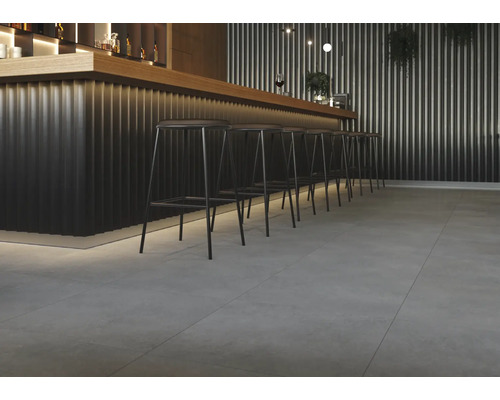 Bar avec tabourets et sol carrelé.