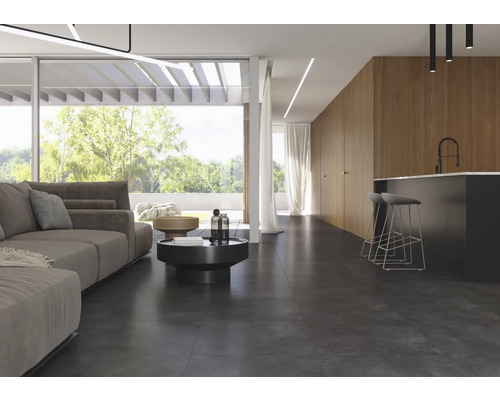 Heller Wohnraum mit Sofa, Couchtisch, Barhockern und großen Fenstern