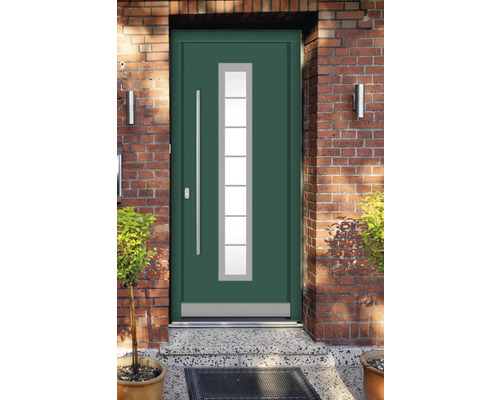 Grüne Haustür mit Glaseinsatz in einem Backsteinhaus