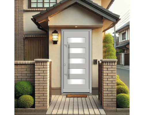 Haustür mit fünf rechteckigen Glaseinsätzen und Griffstange an einem Wohnhaus