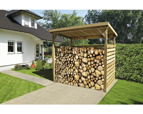 Holzlager aus Holz gefüllt mit Brennholz im Garten