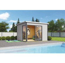 Abri de jardin avec porte coulissante et appareils de fitness à côté d'une piscine