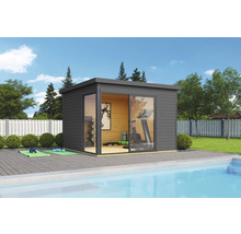 Maison de jardin en bois avec équipements sportifs et portes coulissantes à côté de la piscine