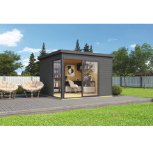 Abri de jardin moderne avec porte coulissante et deux fauteuils sur une terrasse en bois.