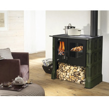 Wohnraum mit Ofen inklusive Brennholzfach, Feuer und Speisenwärmer