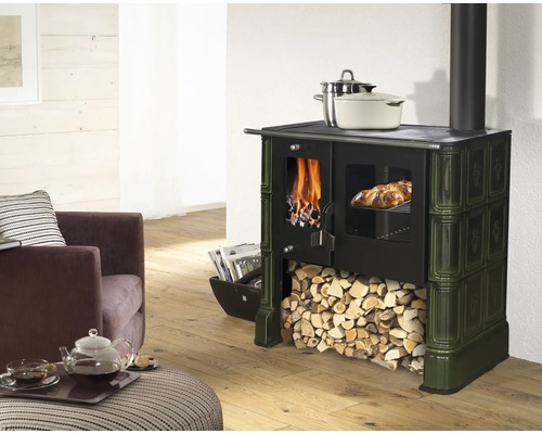 Wohnraum mit Ofen inklusive Brennholzfach, Feuer und Speisenwärmer