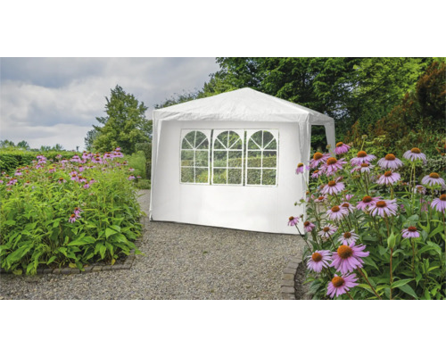 Weißes Partyzelt mit Fenstern im Garten