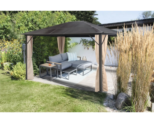 Gartenszene mit Pavillon, Lounge-Mobiliar und Vorhängen