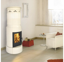 Wohnzimmer mit Kaminofen, Sessel, Beistelltisch und Brennholzkorb