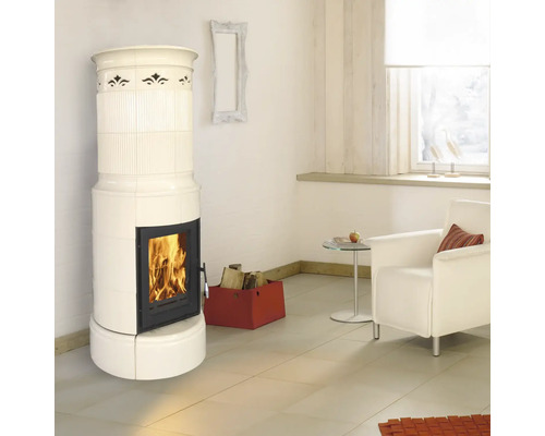 Wohnzimmer mit Kaminofen, Sessel, Beistelltisch und Brennholzkorb