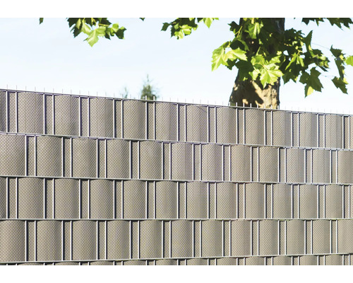 Sichtschutzzaun aus Metall und Kunststoff im Garten