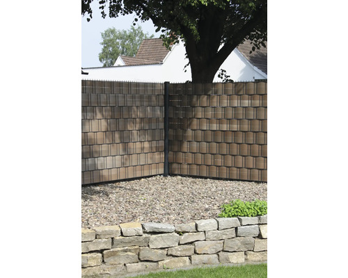 Clôture de jardin avec rocaille et mur de pierre