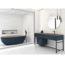 Modernes Badezimmer mit freistehender Badewanne, Waschtisch mit Spiegel und marmorierten Fliesen