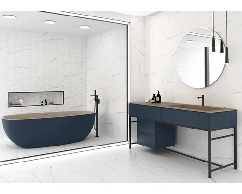 Modernes Badezimmer mit freistehender Badewanne, Waschtisch mit Spiegel und marmorierten Fliesen