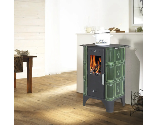 Poêle à bois avec revêtement en carreaux dans un salon avec plancher en bois