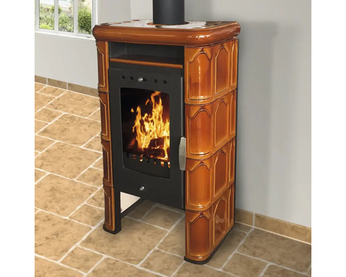 Poêle avec revêtement en céramique et feu dans le foyer