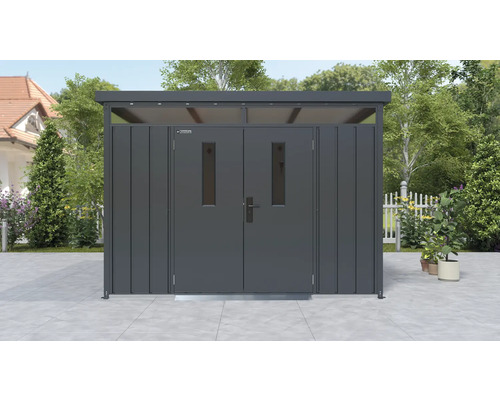 Abri de jardin métallique avec double porte et lanterneau dans le jardin