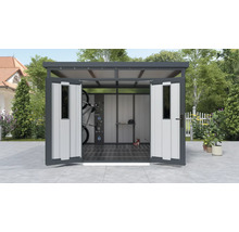 Abri de jardin ouvert avec vélos, casques et étagères pour ranger le matériel de jardinage